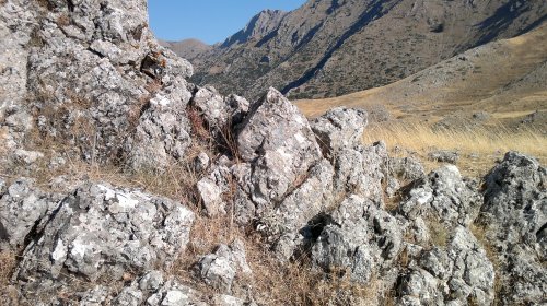 ΦΩΣ ΜΕΣΑ ΑΠ΄ΤΗ ΠΕΤΡΑ