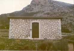  Δεξαμενή :Ένα κόσμημα αρχιτεκτονικής στη κορφή του χωριού.Κτίστηκε περι το 1930  με εθελοντισμό και με μεγάλη βοήθεια από το Σύλλογο Λυκουριωτών της Αμερικής " ο Άγιος Γεώργιος¨