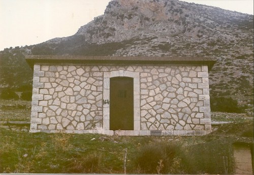  Δεξαμενή :Ένα κόσμημα αρχιτεκτονικής στη κορφή του χωριού.Κτίστηκε περι το 1930  με εθελοντισμό και με μεγάλη βοήθεια από το Σύλλογο Λυκουριωτών της Αμερικής " ο Άγιος Γεώργιος¨