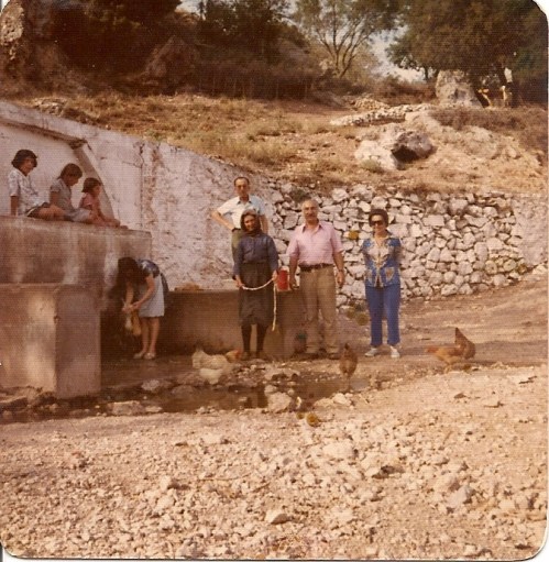 Σχεδόν μόνε τους η πέρα βρύση  με τη φράγκα κατάφερναν να ποτίσουν χίλια και.. στόματα ,αλλά και ζα και πράματα και πριβολακια... Τώρα σχεδόν  με ένα λάδωνα με στην δεξαμενη και πάλιτο νερό δεν φτάνει.!!! Κάποτε να μπει μια τάξη ...