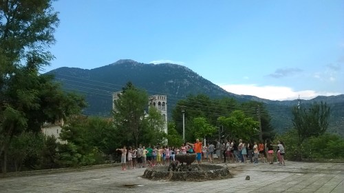 Πρόβα του χορευτικού στην πλατεία του χωριού με «χοροδιδάσκαλο» τον Σωκράτη Μούσιο και φόντο το αγαπημένο μας βουνό