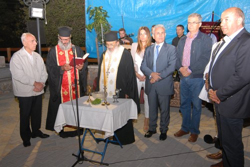 Ο αγιασμός της πλατείας από τους Πατήρ Δημήτριο και Πατήρ Γεώργιο